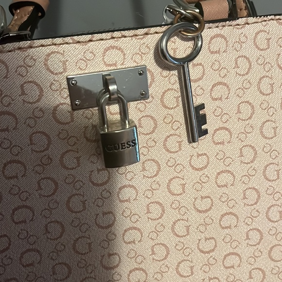 Guess lock and key purse - Picture 4 of 4